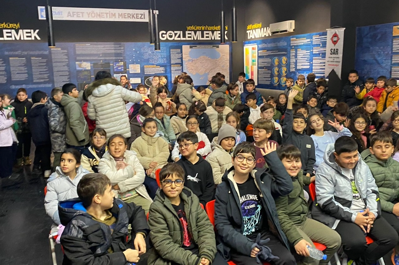 Kocaeli'de &ouml;ğrencilerden deprem m&uuml;zesine anlamlı ziyaret