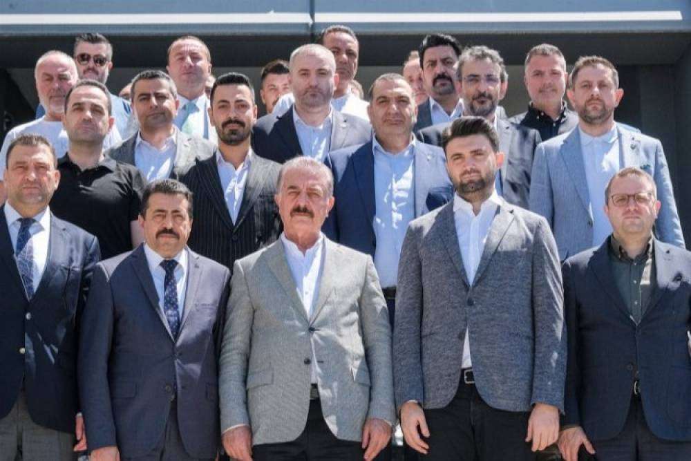 İzmit Belediyesinden mezarlık ziyaretinde bulunan vatandaşlara defne fidesi 