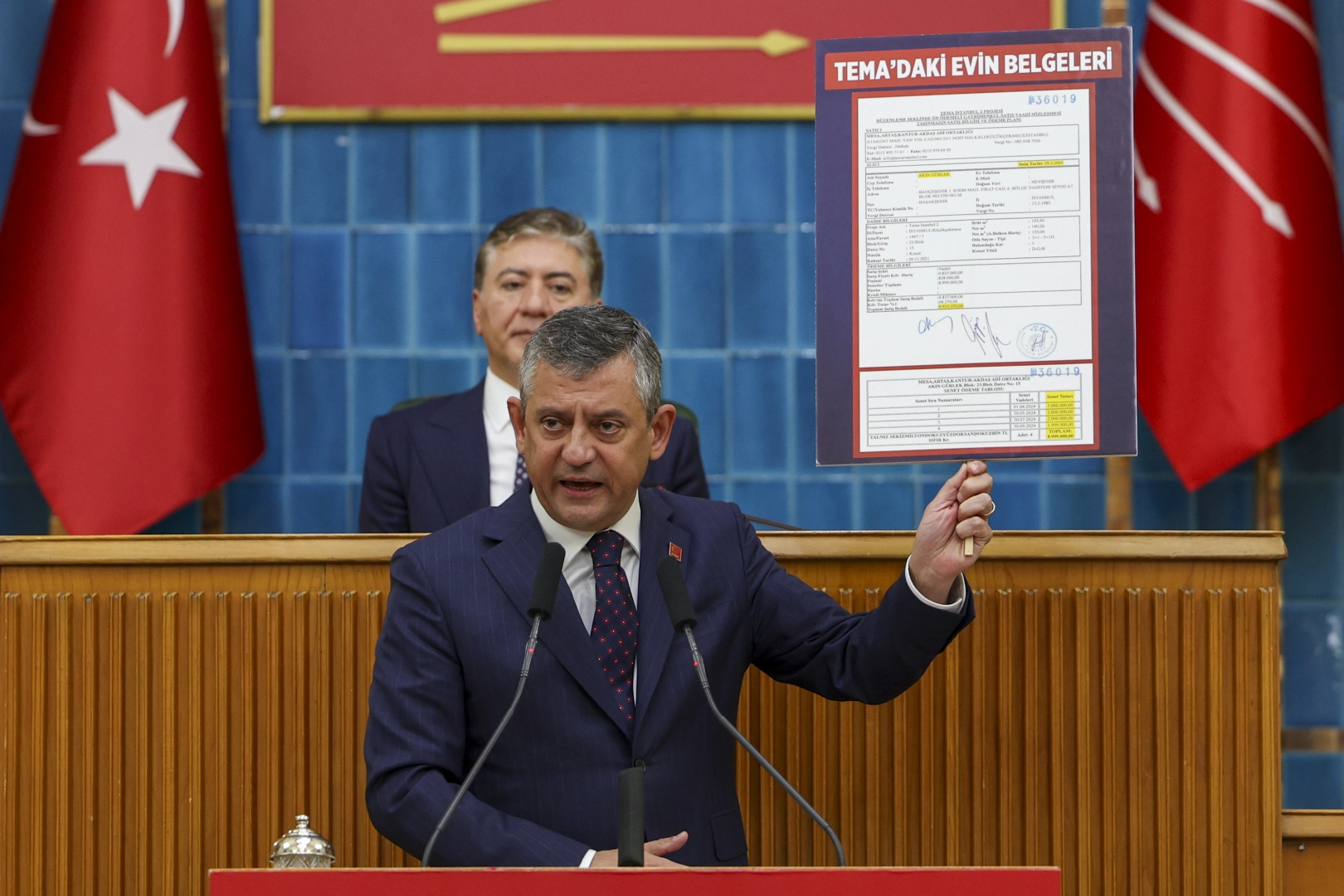 &Ouml;zg&uuml;r &Ouml;zel'den sert eleştiriler... Erken se&ccedil;im &ccedil;ağrısını yineledi