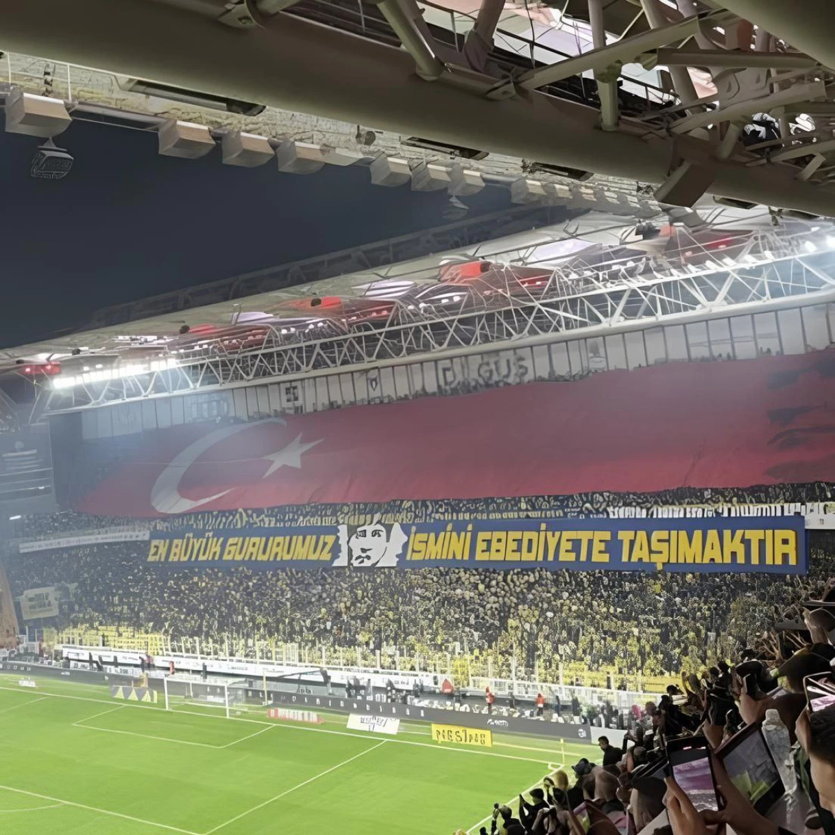 Fenerbahçe Tribünlerinden Anlamlı Mesaj: “En Büyük Gururumuz, İsmini Ebediyete Taşımaktır”