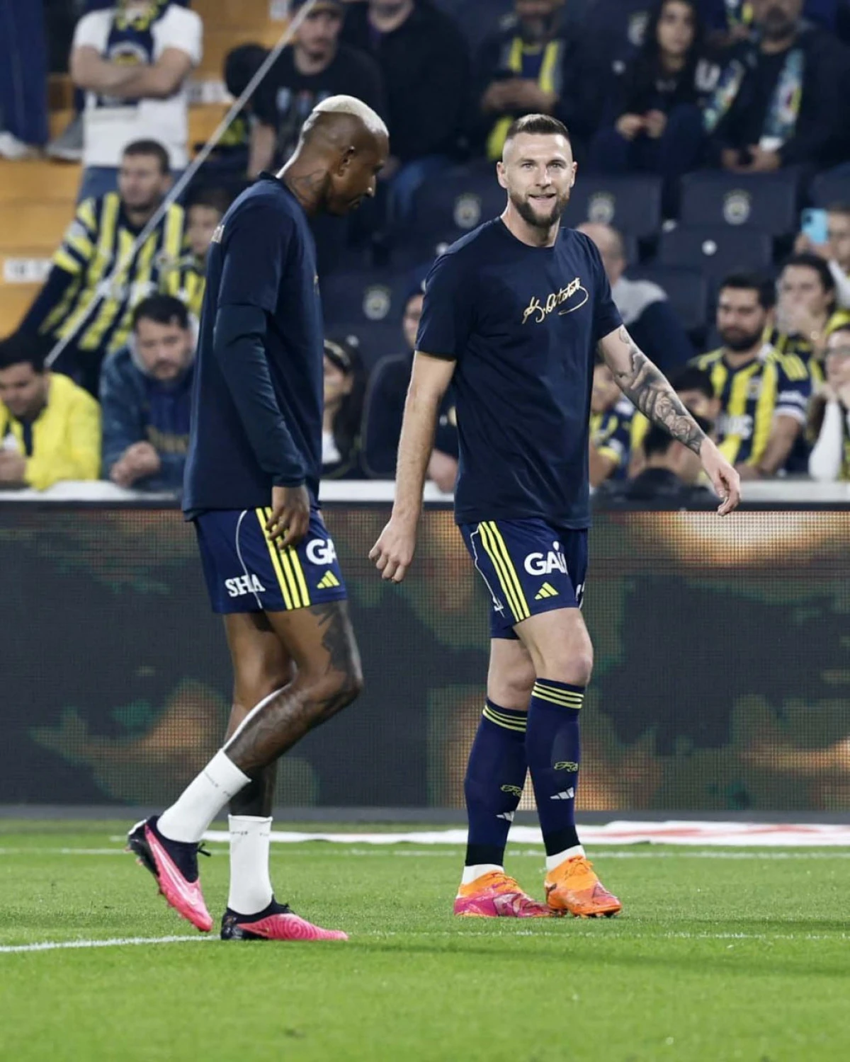 Fenerbahçeli Futbolculardan Atatürk’e Saygı Duruşu: Isınmaya Atatürk İmzalı Tişörtlerle Çıktılar