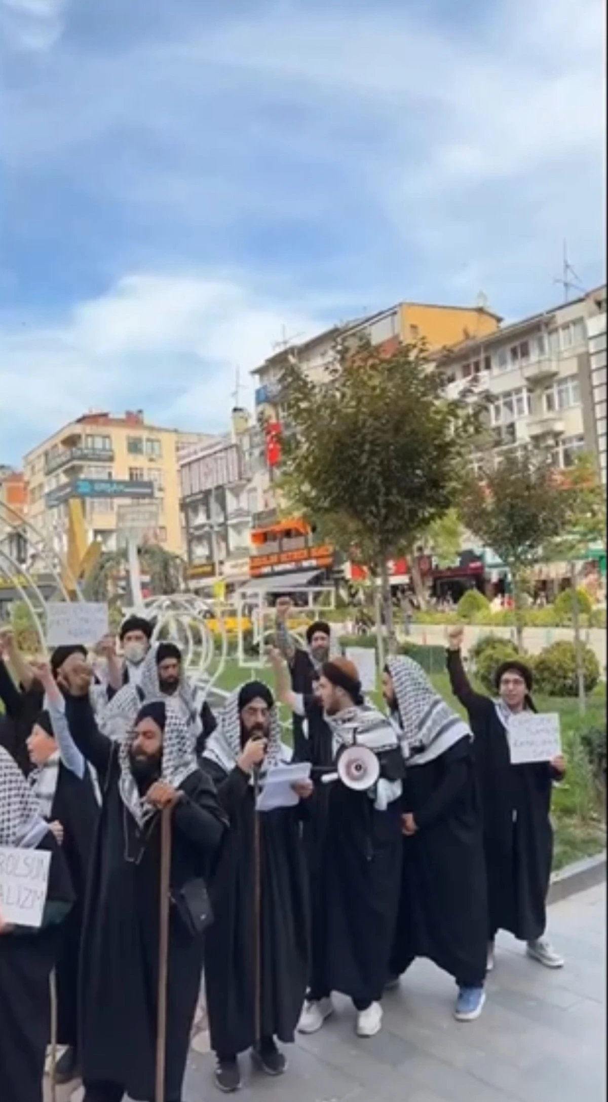 Kocaeli’de 10 Kasım Kararı Tartışma Yarattı: “Gerici Grup” Eylemi Polis Kontrolünde Gerçekleşti