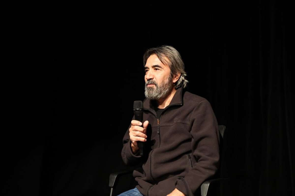 Zeki Demirkubuz'dan Cem Yılmaz'a Destek: 